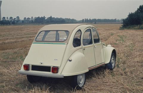 2cv6_1974_3quartsar.jpg